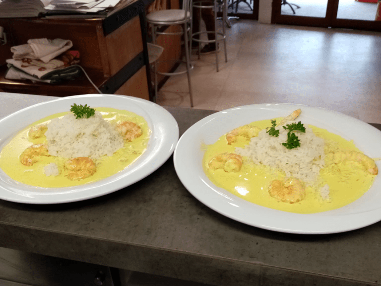 Plat de crevettes curry.