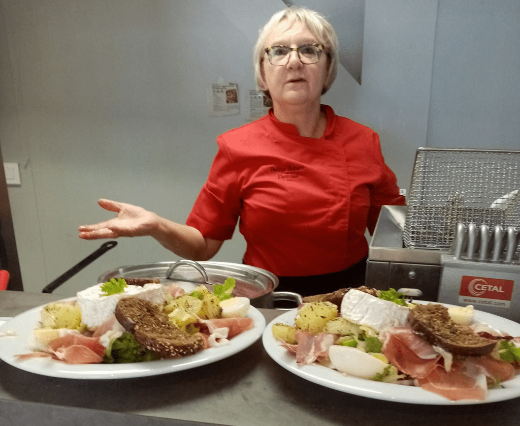 Notre Cheffe Denise en cuisine